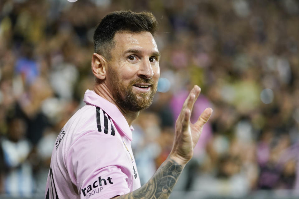 Lionel Messi saluda al público durante el partido entre Inter Miami y Los Ángeles FC, el domingo 3 de septiembre de 2023, en Los Ángeles. (AP Foto/Ryan Sun)