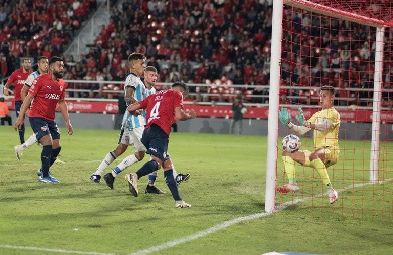 Mauricio Isla convierte, de cabeza, el empate de Independiente ante Atlético Tucumán