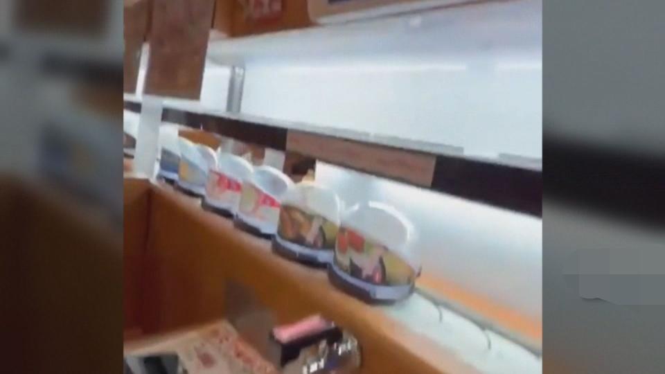 日本迴轉壽司業者藏壽司，透過計盤回收系計算盤收，卻有網友藉此鑽漏洞吃霸王餐。（翻攝自X）