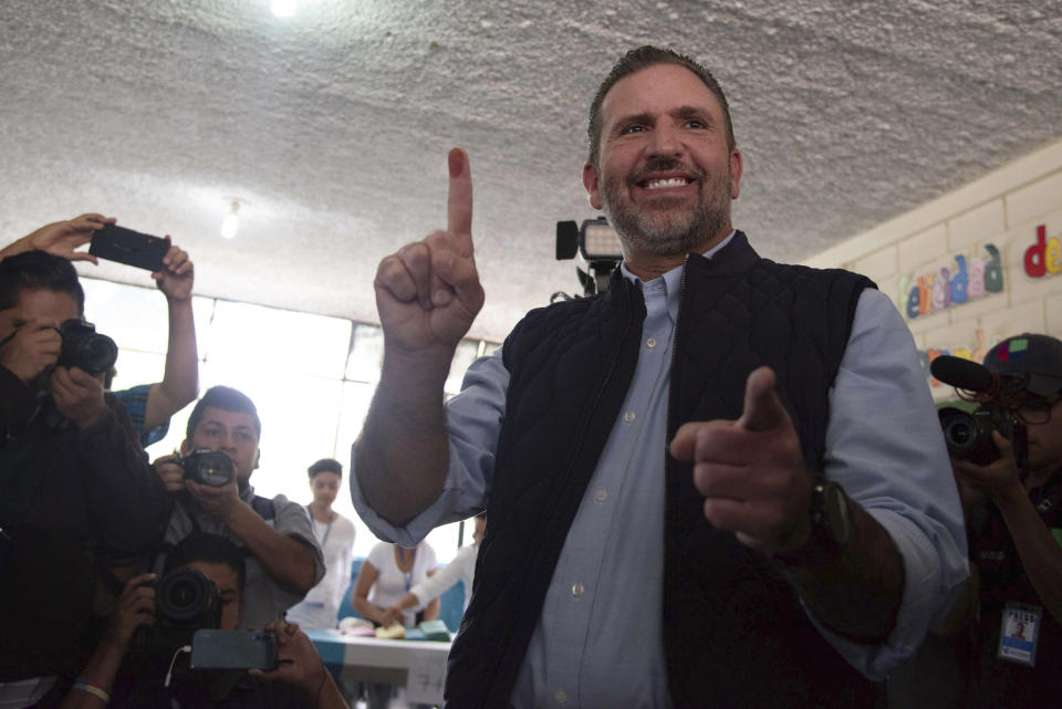 FILE - Roberto Arzu holds up his ink-stained finger after casting his vote during general elections in Guatemala City, June 16, 2019. Arzu lost his final appeal to get back into the 2023 presidential race on Thursday, May 25, 2023. The electoral tribunal annulled his candidacy for allegedly starting his campaign prematurely. (AP Photo/Santiago Billy, File)