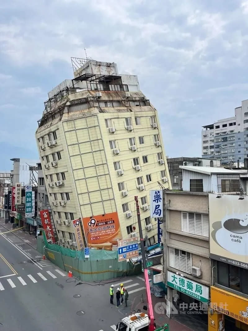 <strong>花蓮地震富凱大飯店傾斜有倒塌風險。（圖／中天新聞）</strong>