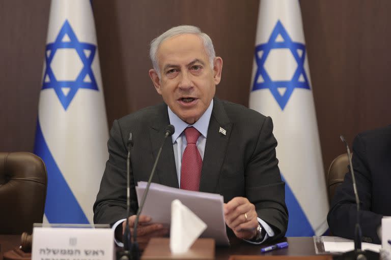 El primer ministro israelí, Benjamin Netanyahu, asiste a la reunión semanal del gabinete en la oficina del primer ministro en Jerusalén el domingo 19 de marzo de 2023. (Abir Sultan/Pool Photo vía AP)