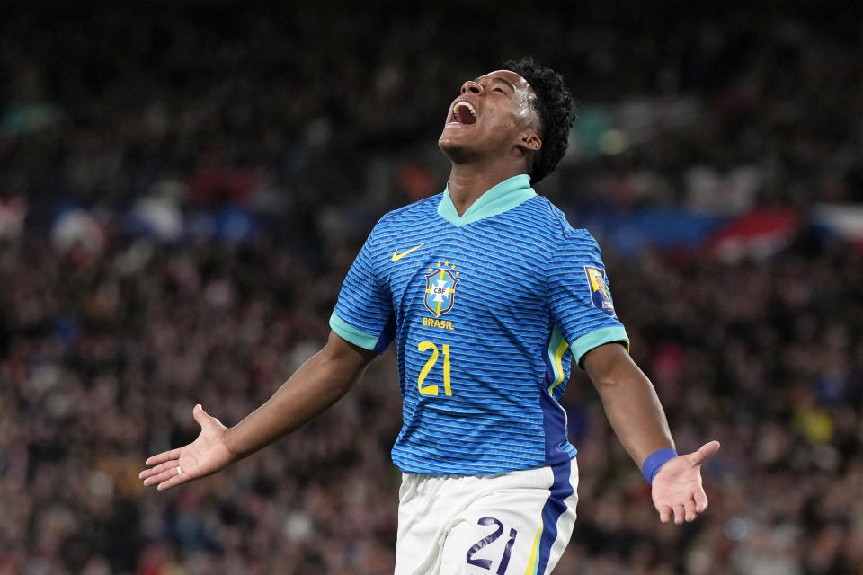 Endrick celebra tras anotar el gol de Brasil en la victoria 1-0 ante Inglaterra en un partido amistoso, el sábado 23 de marzo de 2024, en Londres. (AP Foto/Alastair Grant)