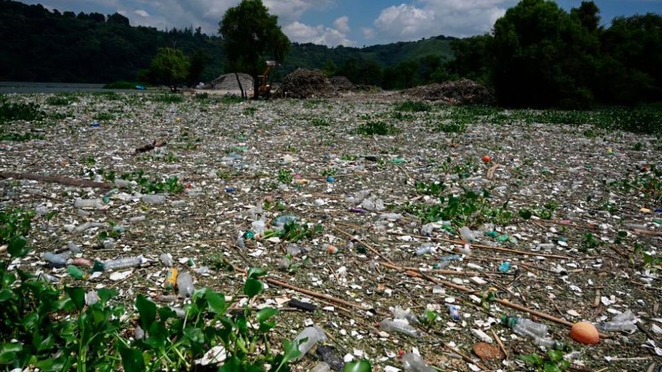 Basura flotando en el lago de Amatitlán