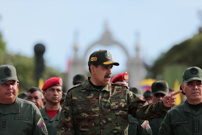 Nicolas Maduro al frente del desfile militar durante el desfile por la batalla de Carabobo (Photo by Handout / Venezuelan Presidency / AFP)