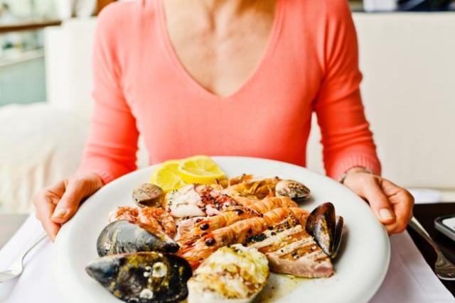 Comer menos proteínas ayuda a perder peso y alarga la vida