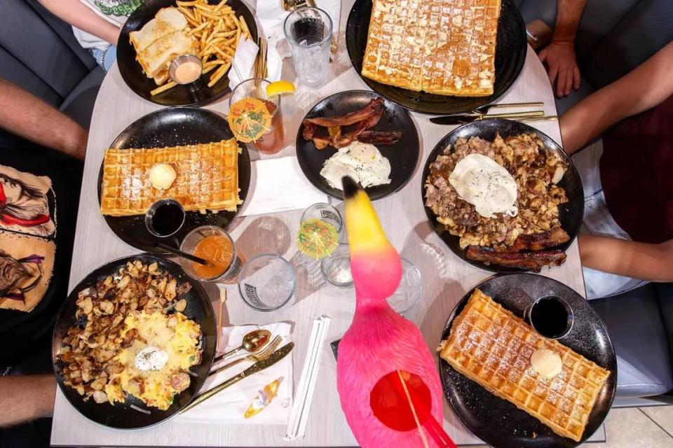 Plan to go big if you eat and drink at Biscuit & Hogs. (Yes, that’s a Mango Mingo in the foreground, made with three mango mimosas and topped off with a mango White Claw and fresh fruit.)