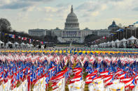 Aufgrund der Pandemie und der erhöhten Sicherheitsmaßnahmen gab es dieses Mal nicht die üblichen Menschenmassen in Washington. Auf der National Mall wurde dafür ein Flaggenmeer aufgestellt. (Bild: Stephanie Keith/Getty Images)