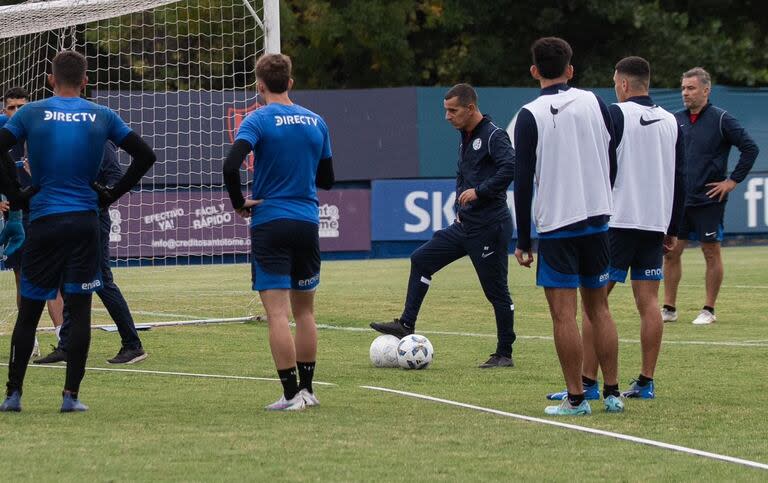 Leandro Romagnoli pisa la pelota en la ciudad deportiva; el entrenador de la división reserva está a cargo de la primera mientras la dirigencia no contrate a un nuevo director técnico.