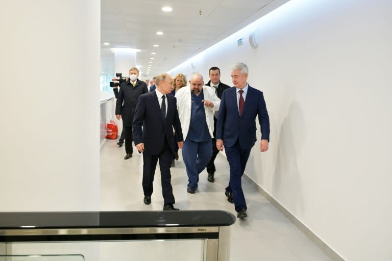 Le président russe Vladimir Poutine (g) et le maire de Moscou Sergueï Sobianine visite un hôpital où sont soignés des malades contaminés par le Covid-19, le 24 mars 2020 à Moscou
