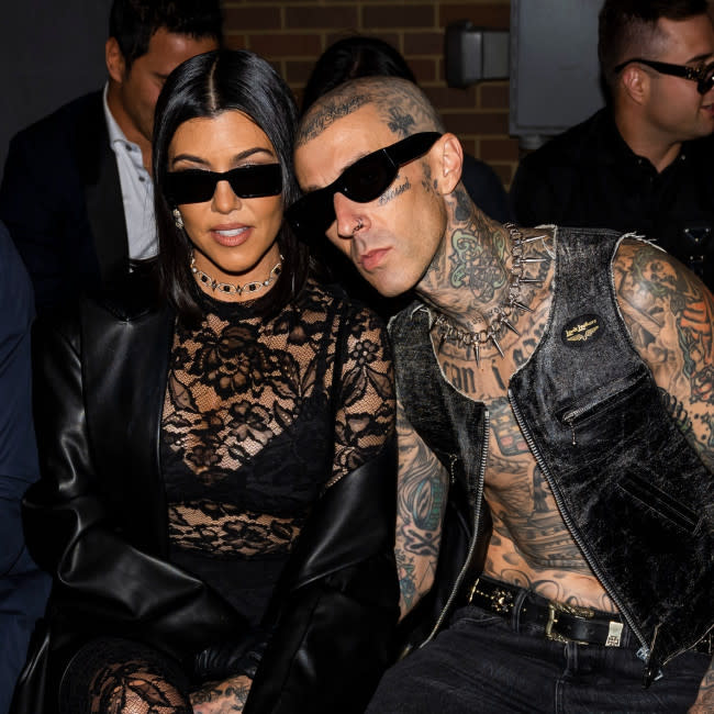 Kourtney con su esposo Travis Barker en la presentación de su colaboración con Boohoo credit:Bang Showbiz