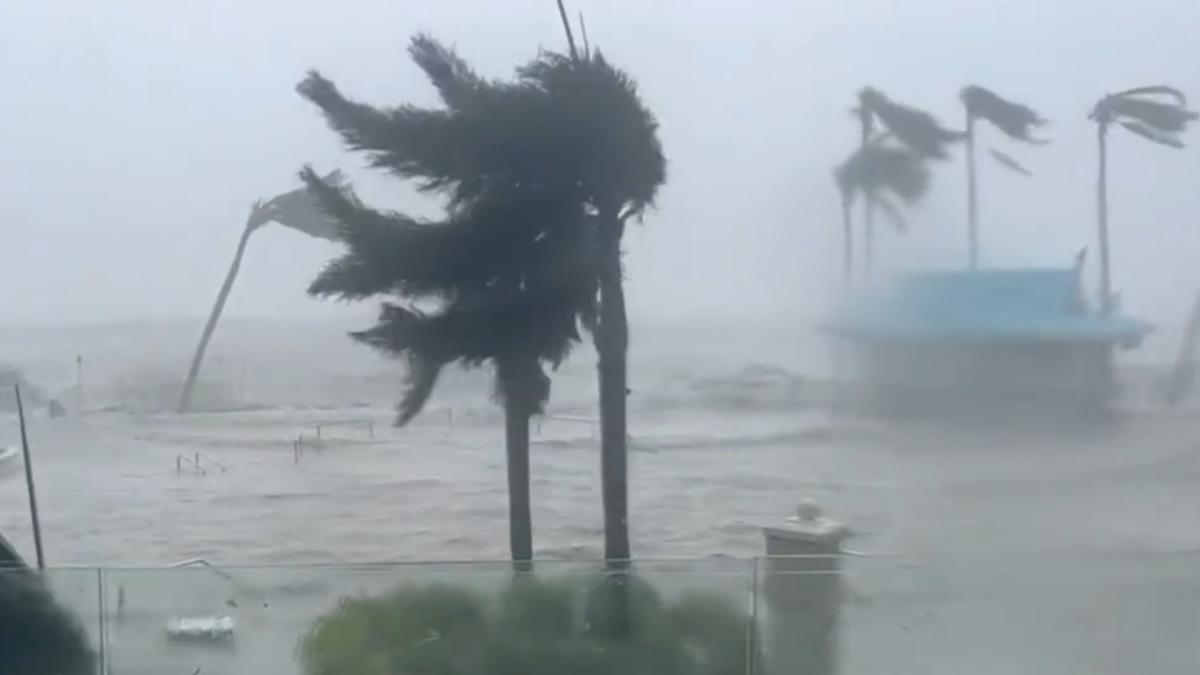 A violent storm with strong winds. Иан шторм. Флорида новости ураган Ian. Hurricane Ian just before FL landfall.