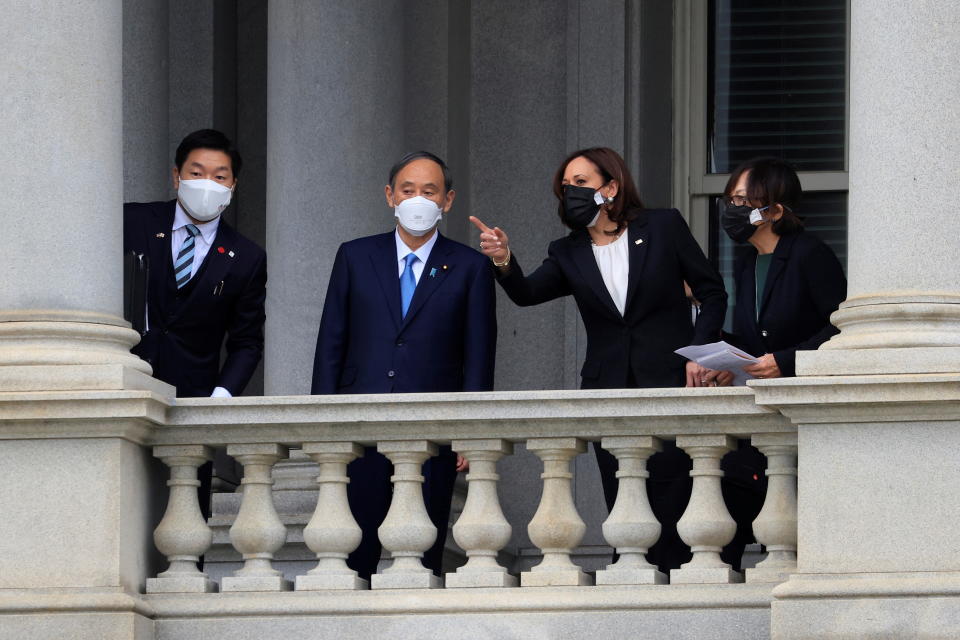 美日會談結束後，美國副總統賀錦麗與日本首相菅義偉，在艾森豪行政辦公大樓的陽台談話。圖片來源：Reuters，4/16。