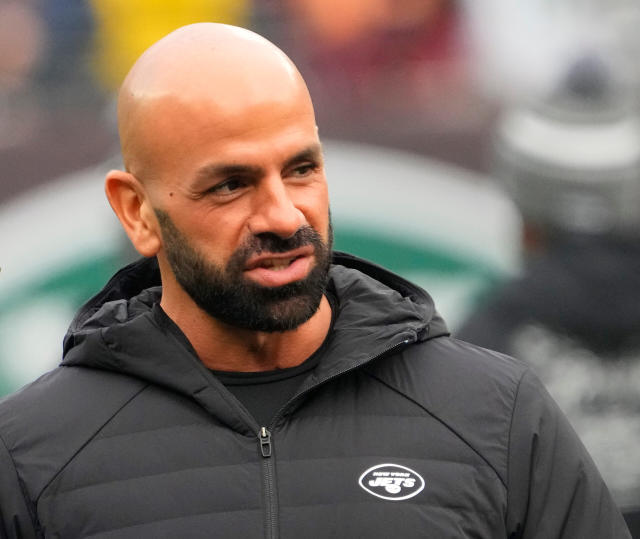 Jets coach Robert Saleh honors memory of daughter of New York HS football  coach - Yahoo Sports