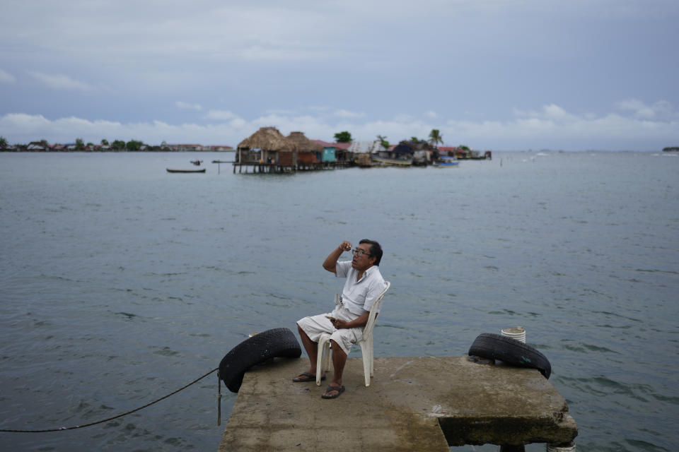 Evelio López intenta conseguir conexión de teléfono celular en un muelle en la isla Gardi Sugdub, parte del archipiélago de San Blas frente a la costa caribeña de Panamá, el sábado 25 de mayo de 2024. Debido al aumento del nivel del mar, unas 300 familias indígenas Guna se trasladarán a nuevos hogares construidos por el gobierno en tierra firme. (Foto AP/Matías Delacroix)