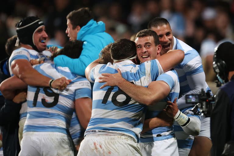 Argentina celebrate their win during the rugby union Test match between New Zealand and Argentina at Orangetheory Stadium in Christchurch on August 27, 2022. (Photo by Marty MELVILLE / AFP)