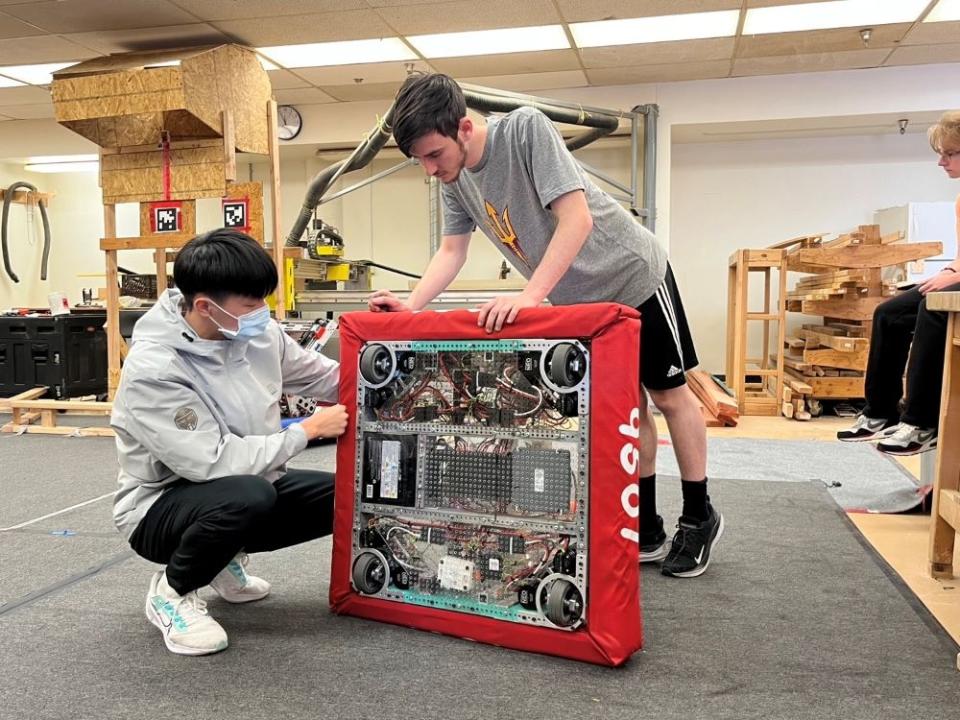 《圖說》三民高中隊伍努力製作機器。〈教育局提供〉