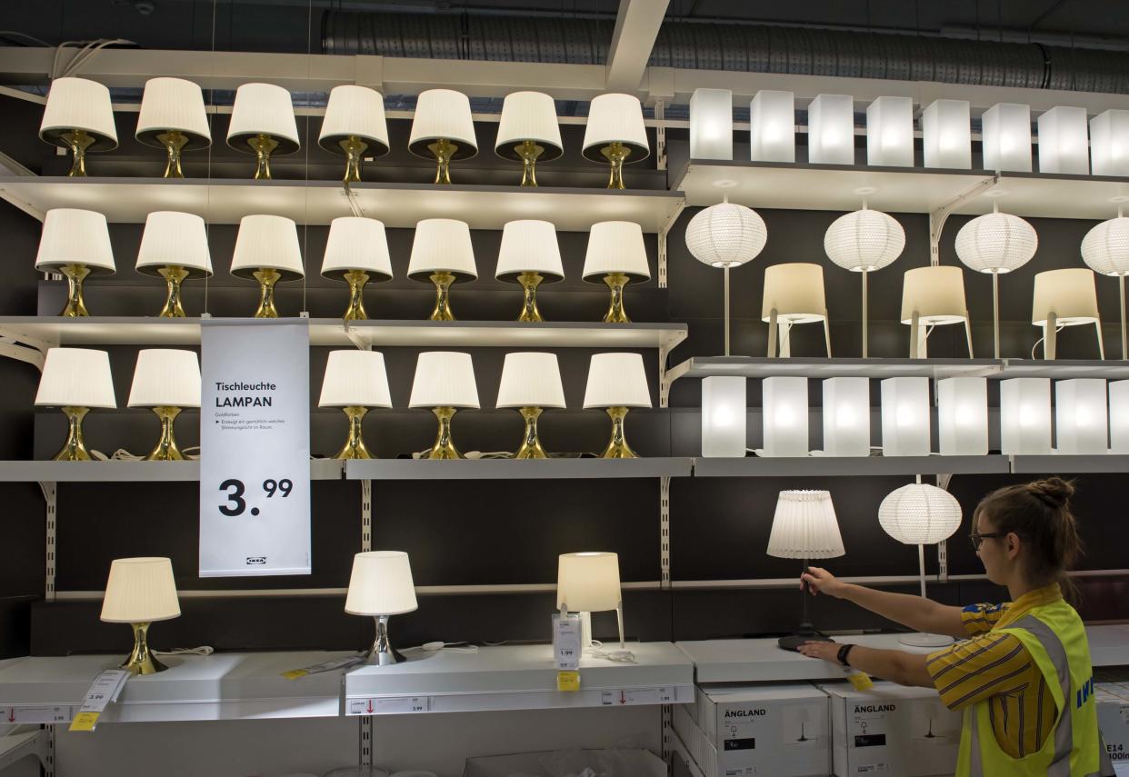 Wie erhellend! Dank Ikea-Lexikon weiß man jetzt, dass „Lampan“ schwedisch ist und „Licht“ bedeutet. (Bild: AP Photo)