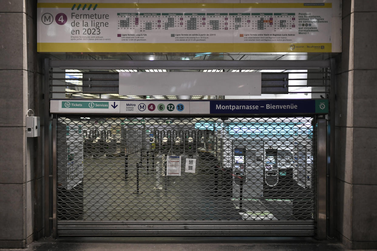 Un rideau métallique fermant l’accès à la station de métro Montparnasse-Bienvenüe, à Paris, le 19 janvier 2023.
