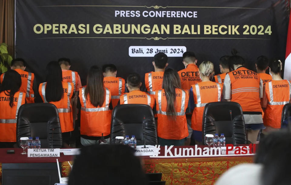 印尼警方逮捕103名涉及網路詐騙外籍人士。（圖／美聯社）