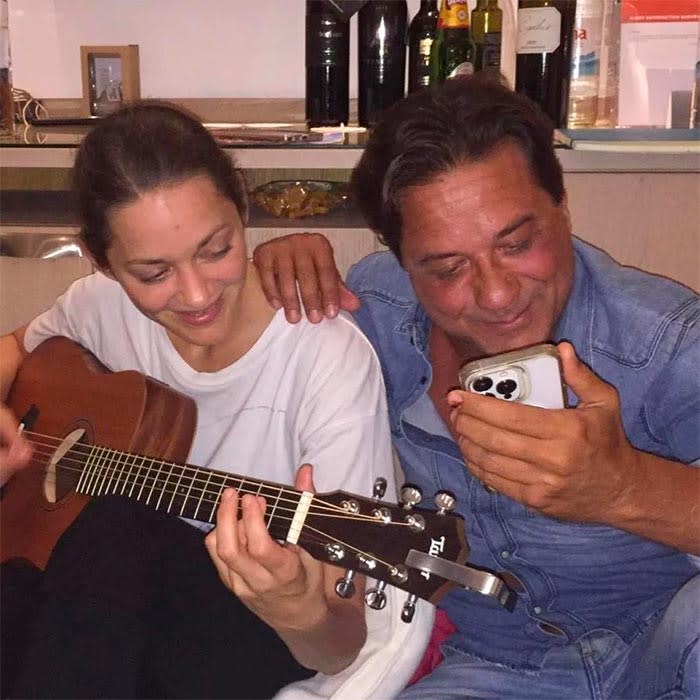 Marion Cotillard tocando la guitarra española con Enrique Arce