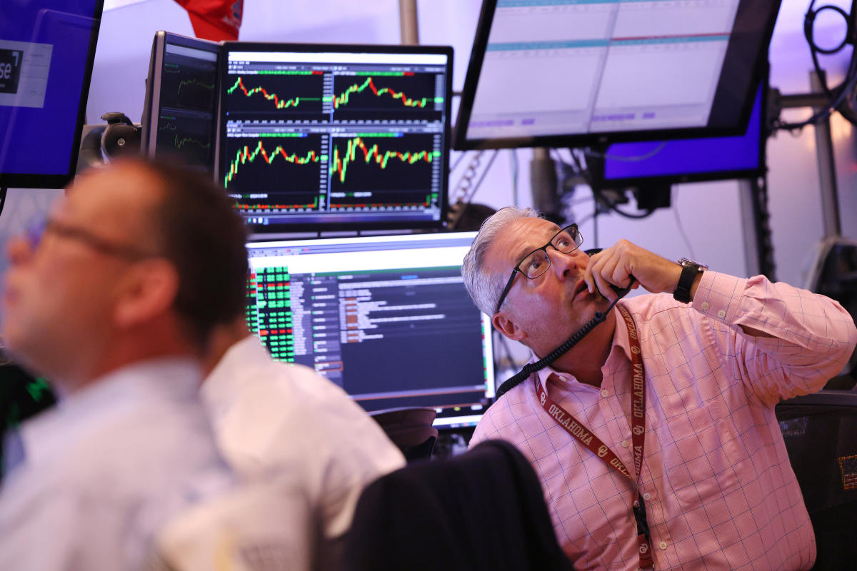 Stocks fall at close, Nasdaq leads losses as market recovery loses momentum