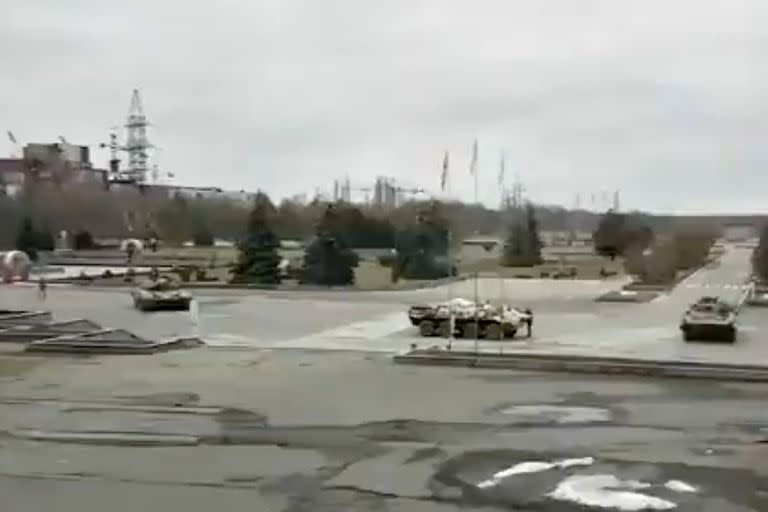 Tanques en la zona de la planta nuclear de Chernobyl