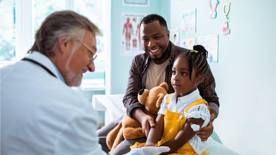 Médico atendiendo a una niña.