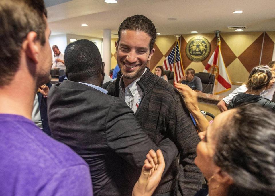 Shlomo Danzinger celebra en el Ayuntamiento de Surfside tras ganar las elecciones a la alcaldía, el 15 de marzo de 2022.