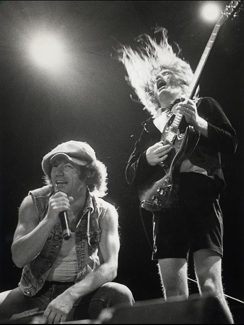 El vocalista de AC/DC Brian Johnson y el guitarrista principal Angus Young en el Southern Star Amphitheater en Houston, el 12 de octubre de 1985