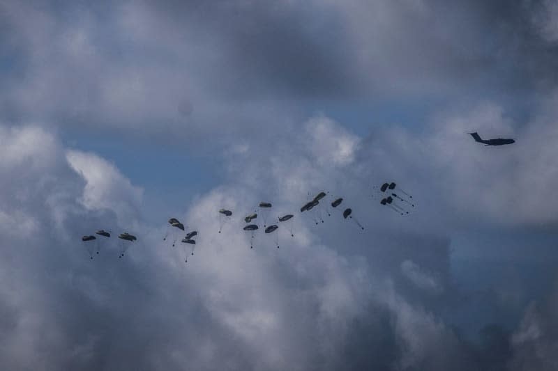 International air planes, pictured from Sderot, airdrop aid for Palestinians in the Northern Gaza Strip amid the Israeli war. Ilia Yefimovich/dpa