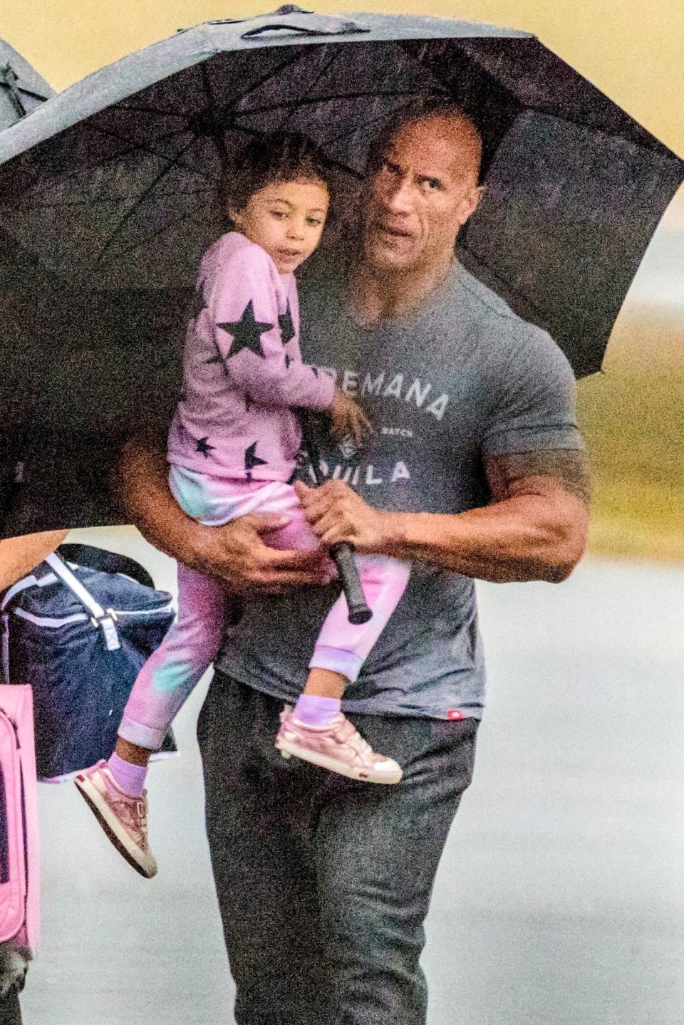 <p><strong>Dwayne "The Rock" Johnson</strong> protegió a sus hijita al bajar de un jet privado en Georgia.</p>