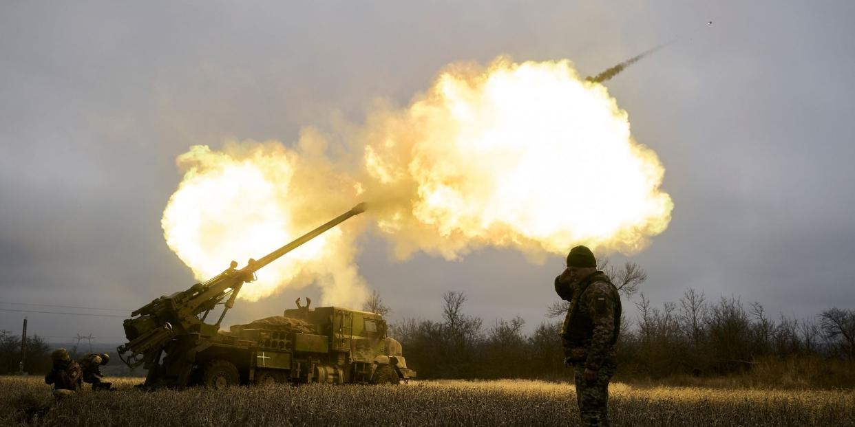 Ukrainische Soldaten feuern eine Haubitze auf russische Stellungen.<span class="copyright">Libkos/AP/dpa</span>