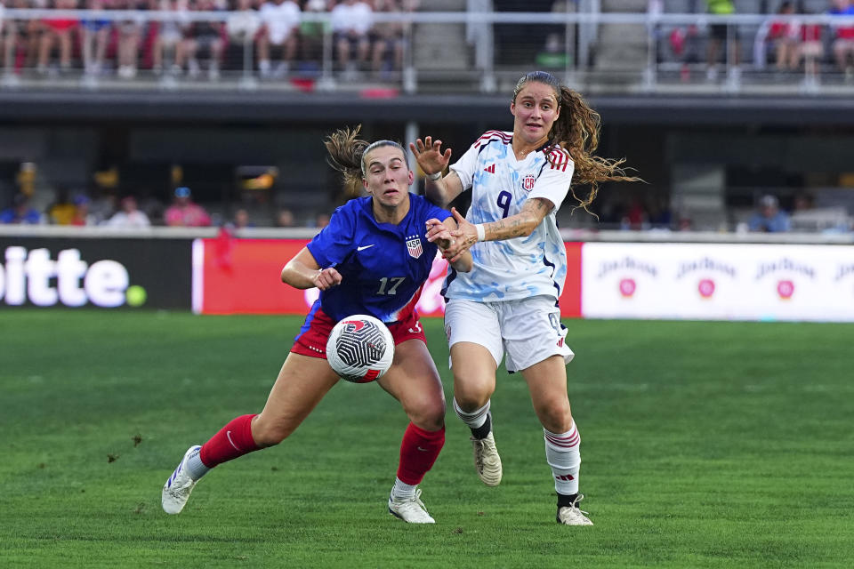 WASHINGTON, DC - 16 JULI: Sam Coffey #17 van de Verenigde Staten vecht tegen María Paula Salas #9 van Costa Rica in de eerste helft tijdens een internationale vriendschappelijke wedstrijd op Audi Field op 16 juli 2024 in Washington, DC.  (Foto door Mitchell Leff/Getty Images)