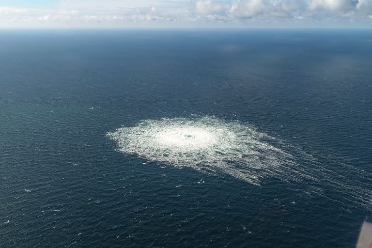 Una foto aérea proporcionada por el Comando de Defensa Danés muestra la fuga de gas Nord Stream 2 cerca de Bornholm; tras el daño a los gasoductos Nord Stream bajo el mar Báltico, las autoridades de Alemania y Dinamarca continúan buscando la causa. (Danish Defence Command/dpa)