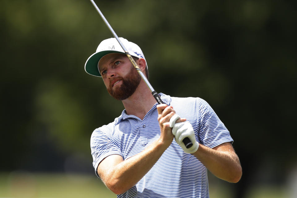 Chris Kirk realiza su tiro de salida al hoyo 15 en la segunda ronda del Rocket Mortgage Classic, el viernes 3 de julio de 2020, en Detroit (AP Foto/Carlos Osorio)