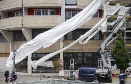 Heavy wind blows the loose parts of a covering of a scaffolding as Storm Niklas strikes in Berlin March 31, 2015. One of the strongest storm fronts in years hit Germany on Tuesday, as Storm Niklas uncovered roofs, toppled scaffolding and caused severe disruption to rail services. REUTERS/Hannibal Hanschke