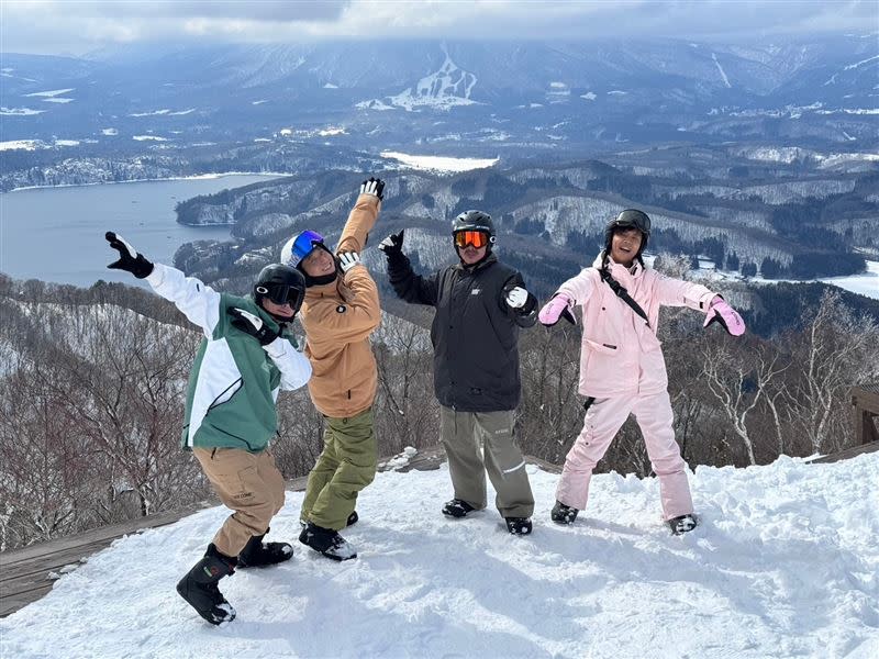 鬧著玩大叔團在滑雪場高點合影（圖／鬧著玩YT提供）