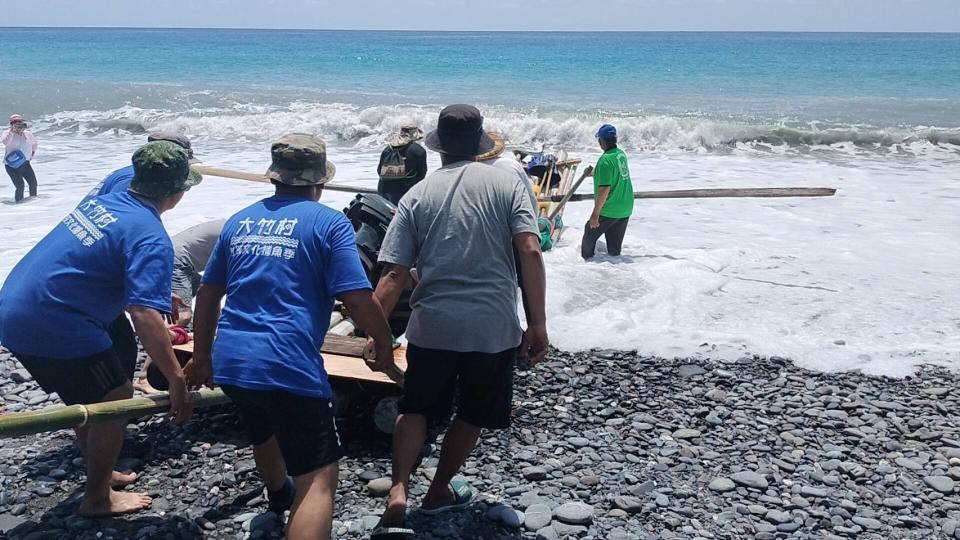 台東排灣族大竹本部落過去沙灘捕魚活動消失25年，青年族人積極復振，今天重現過去叔父輩「漁人的搏鬥」精神，感動很多人。記者尤聰光／攝影