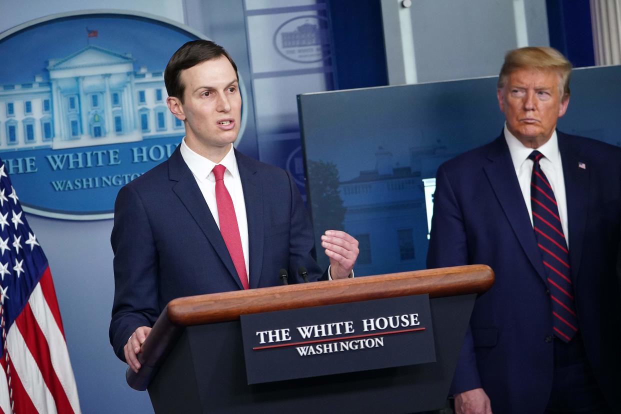 El asesor principal del presidente Jared Kushner (izquierda) habla, flanqueado por el presidente de los Estados Unidos, Donald Trump, durante la sesión informativa diaria sobre el nuevo coronavirus, COVID-19, en la Sala de Información Brady de la Casa Blanca el 2 de abril de 2020 en Washington. CORRIENTE CONTINUA. (Foto de MANDEL NGAN / AFP) (Foto de MANDEL NGAN / AFP a través de Getty Images) (AFP via Getty Images)