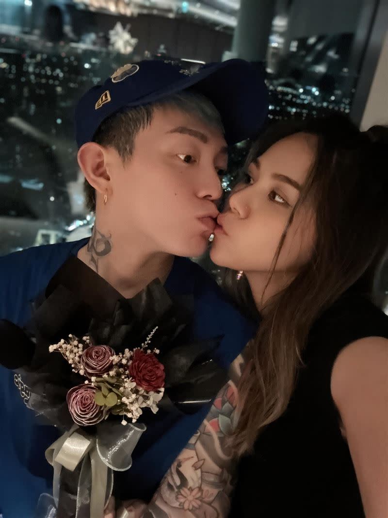 YouTuber蕾菈及丈夫湯宇去年爆出持有大麻風波。（圖／翻攝臉書）