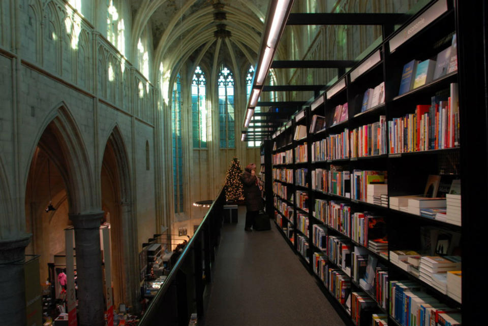 <p>Más de 700.000 personas visitan cada año esta librería, considerada una de las más bonitas del mundo y levantada dentro de antiguo templo del siglo XIII de la orden de los dominicos de Maastricht. Mantiene su estilo gótico y sus frescos y bóvedas originales, aunque se añadieron unas plataformas de acero que sirven como pasarelas para los clientes y estanterías para los libros. (Foto: Wikimedia Commons). </p>