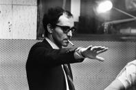 Jean-Luc Godard ne manque pourtant pas d’atouts. À 35 ans, le chef de file de la Nouvelle Vague est considéré comme l’un des réalisateurs les plus talentueux de sa génération, et ses films, du <em>Mépris</em> à <em>Pierrot le fou</em> en passant par <em>Bande à part</em>, rencontrent un écho considérable, aussi bien du côté de la critique que du public. C’est d’ailleurs l’un de ses longs-métrages qui va finalement pousser Anne Wiazemsky à reprendre contact avec lui… (<em>Hulton-Deutsch Collection/CORBIS/Corbis via Getty Images</em>)