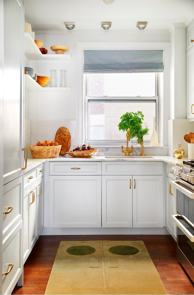 Benjamin Moore’s Simply White stars in this Manhattan kitchen.