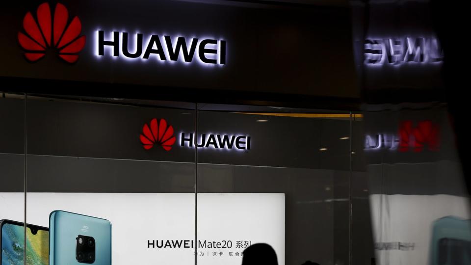 Ein Mann geht an einem Huawei-Laden in Peking vorbei. Der Tech-Riese hat eine Beschleunigung seiner vorliegenden Klage beantragt. Foto: Andy Wong/AP