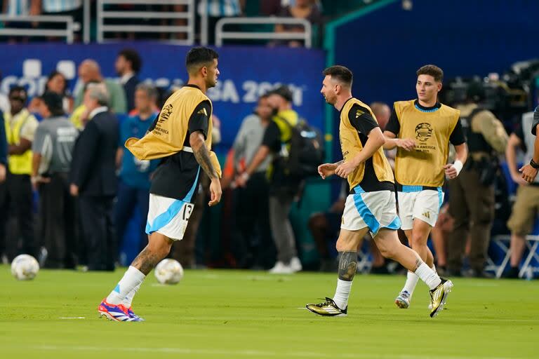 Los futbolistas hacen la entrada en calor