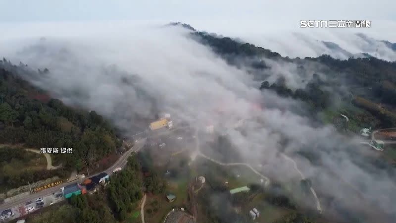 山腳下的村莊都被雲霧覆蓋，獨特景色吸引不少攝影玩家。（圖／張麥斯提供）