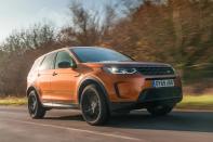 <p>Comme le précédent Discovery Sport, le modèle 2022 a obtenu une note NCAP de cinq étoiles, avec un score de 84 % pour les passagers adultes et de <strong>89 % pour les </strong>enfants. Land Rover propose une pléthore de dispositifs de sécurité de série tels que neuf airbags, deux points ISOFIX sur le siège central, un programme de stabilité électronique, un système automatique d'évitement des collisions et des freins antiblocage. Le Discovery Sport vous rassurera également dans les conditions météorologiques les plus difficiles grâce à ses pneus tous temps, ses quatre roues motrices et son système Terrain Response.</p>