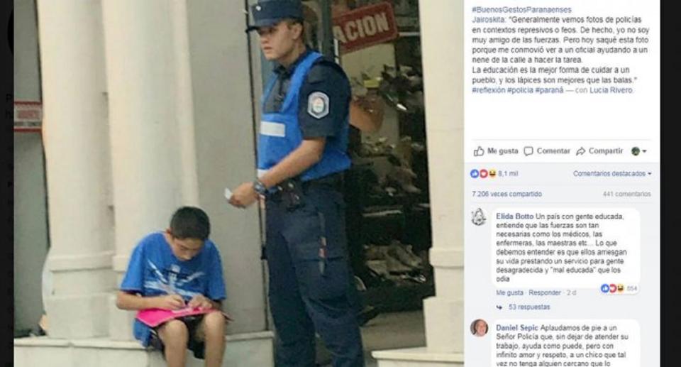 Historias que inspiran: se hace viral imagen de policía ayudando a niño con su tarea. Foto: Captura Facebook