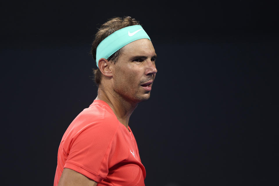 BRISBANE, AUSTRALIA -  Rafael Nadal deja la pista para buscar tratamiento medical tras el juego contra  Jordan Thompson  (Foto: Chris Hyde/Getty Images)